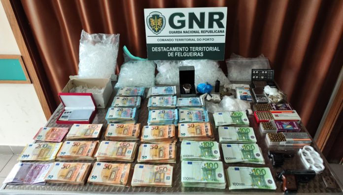 GNR-apreende-cocaina-armas-e-mais-de-127-mil-euros-em-operacao-policial